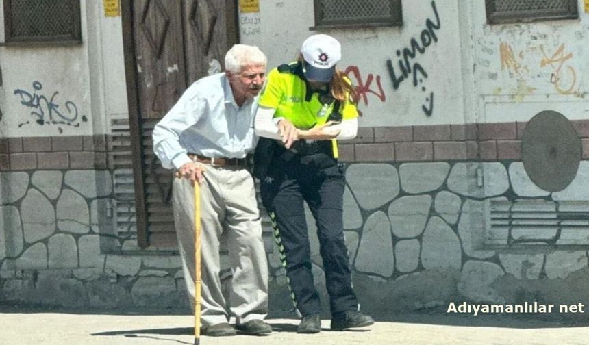 Yaşlı Vatandaşa Kadın Trafik Polisinden Destek