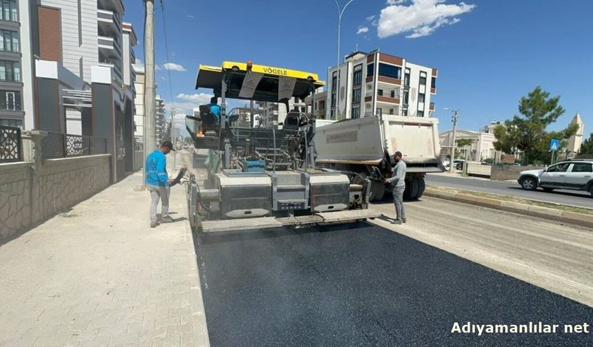 Adıyaman'da 40 Derece Sıcakta 170 Derecelik Asfalt Mesaisi