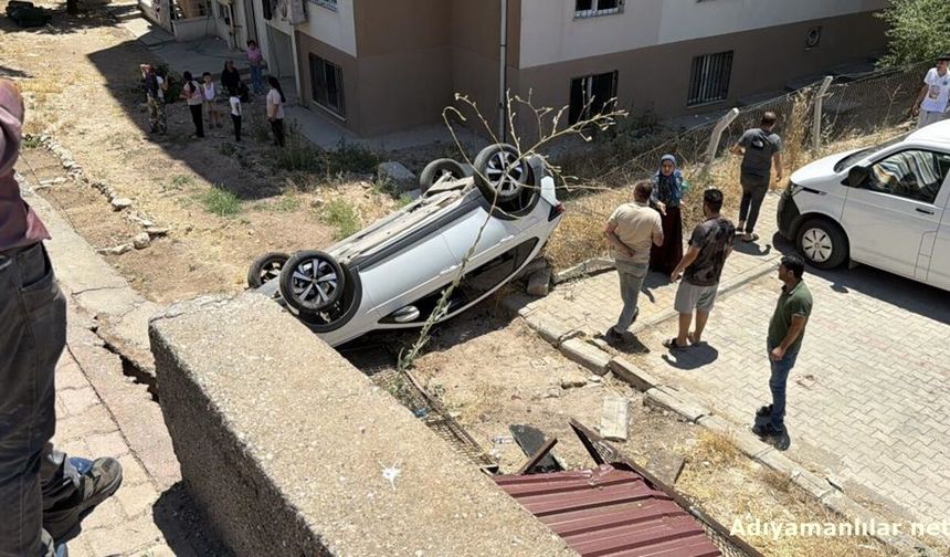 Adıyaman'da Otomobil TOKİ Sitesinin Bahçesine Düştü