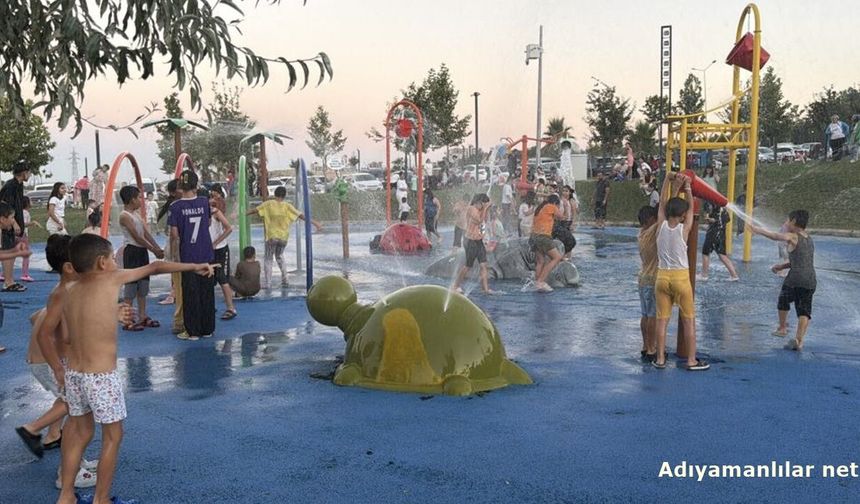 Adıyaman'da Çocuklar Serinliği Su Oyun Parklarında Buldu