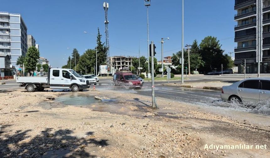Adıyaman'da Patlayan Su Hattı Yolu Kapladı