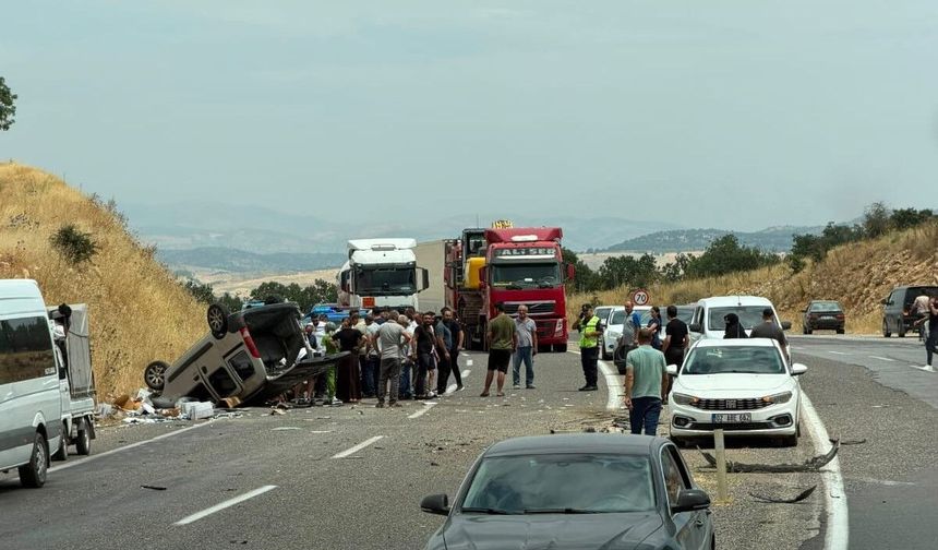 Gölbaşı'nda İki Araç Çarpıştı 4 Kişi Yaralandı