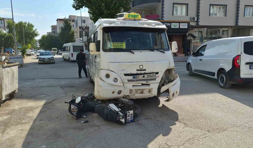 Motosiklet ile şehir içi minibüs çarpıştı: 1 yaralı