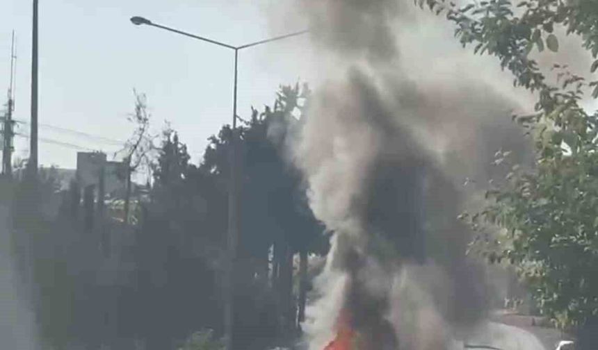 Seyir halindeki otomobil alev alev yandı