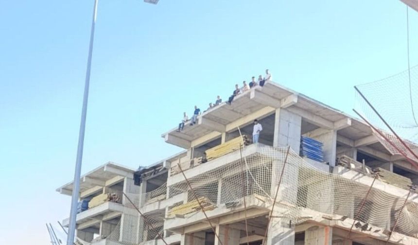 Besni'de Ücretlerini Alamayan İşçiler Çatıya Çıktı