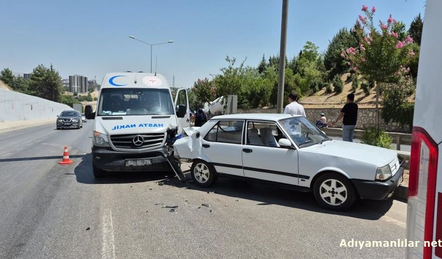 Hasta Nakil Aracı Duran Otomobile Çarptı 1 Yaralı