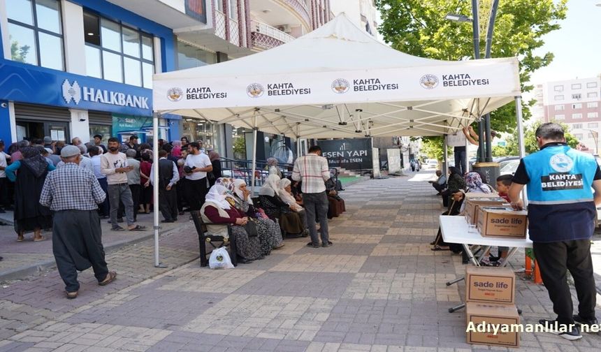 Kahta'da Banka Kuyruğuna Gölgelik Çadır Çözümü