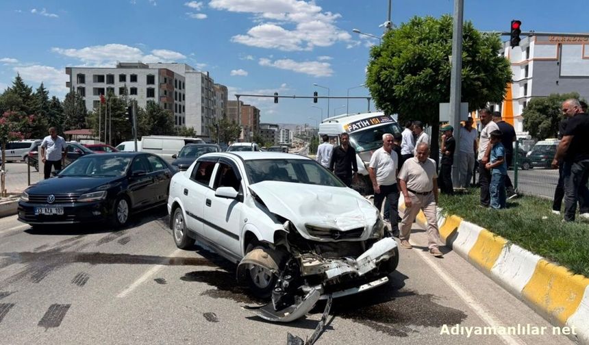 Kahta'da Öğretmenevi Kavşağı'nda Maddi Hasarlı Kaza