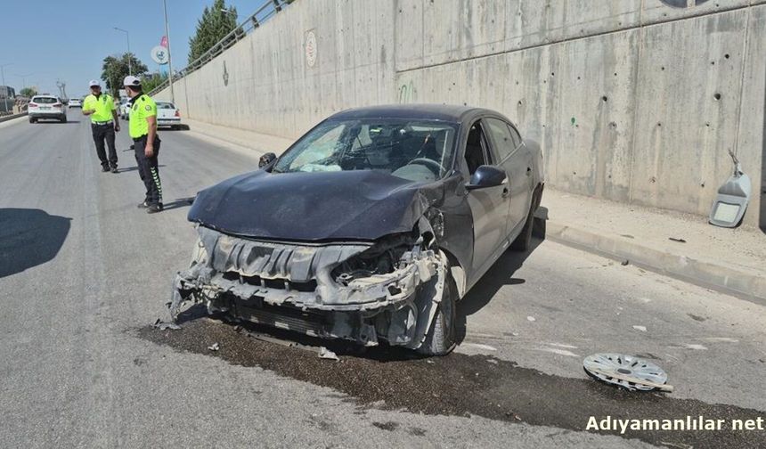 Lastiği Patlayan Otomobil Bariyerlere Çarptı