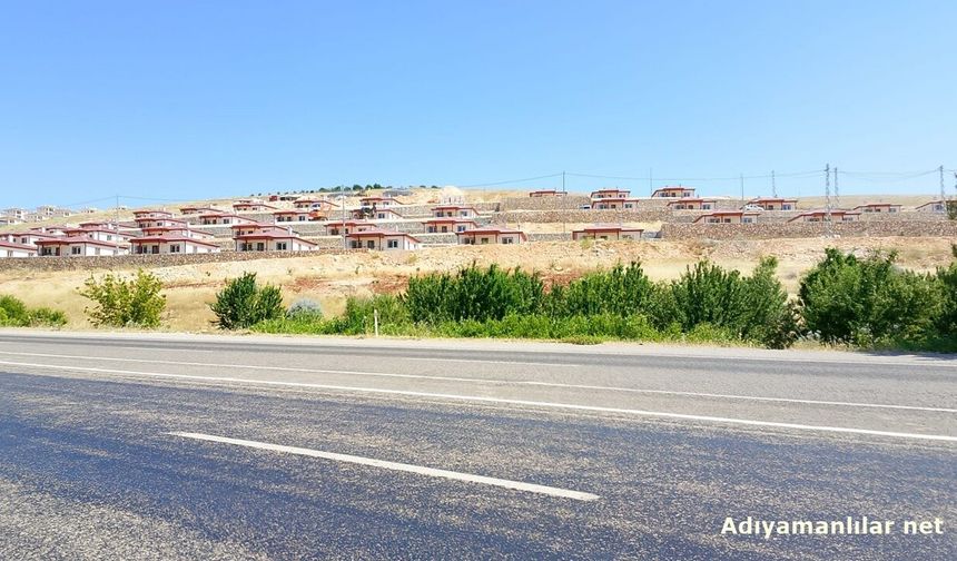 Şambayat'ta Depremzedeler Bir Yıldır Evlerine Giremiyor