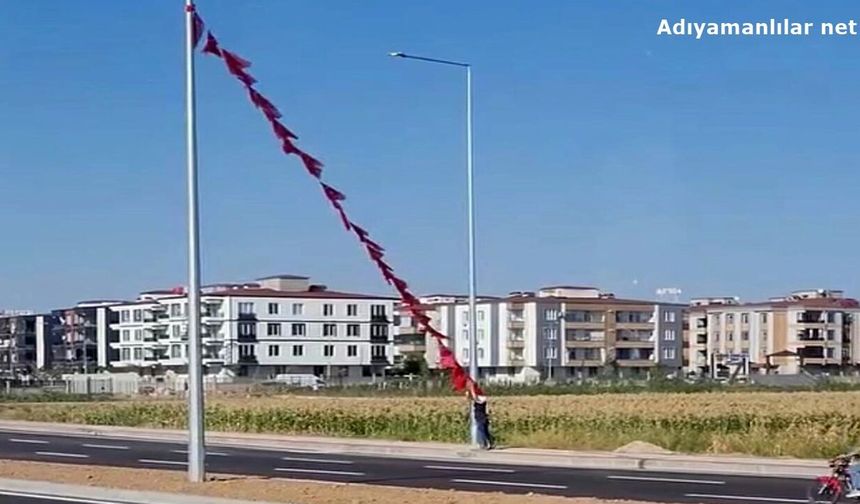 Yerdeki Türk Bayrağını Yerden Alıp Direğe Astı