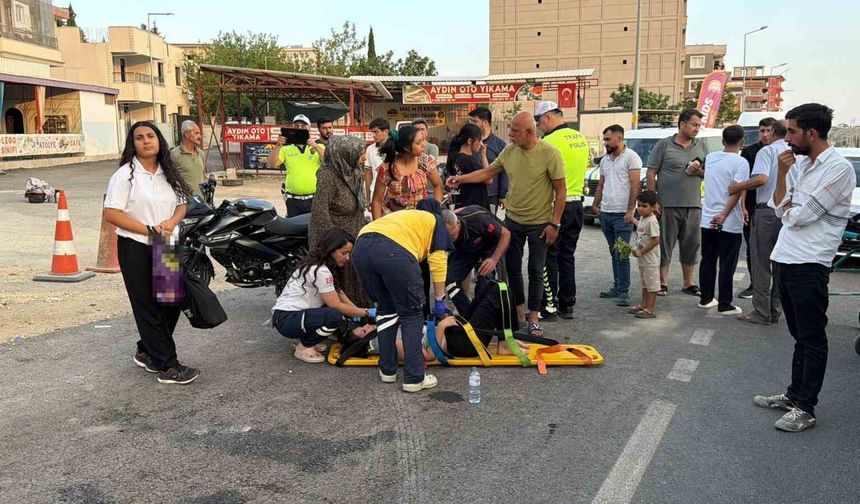 Ehliyetsiz sürücü, motosikletiyle otomobile çarptı: 2 yaralı