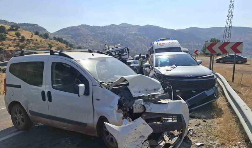 Hafif ticari araç ile otomobil çarpıştı: 1 yaralı
