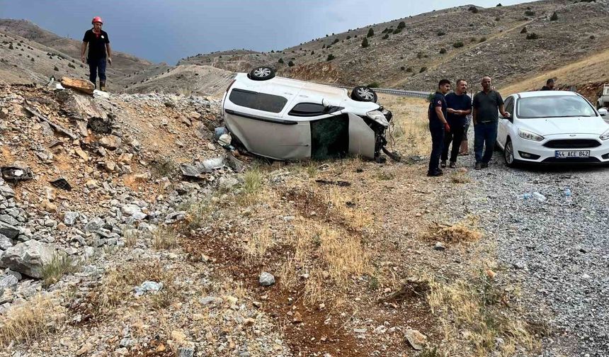 Hafif ticari araç takla attı: 6 yaralı