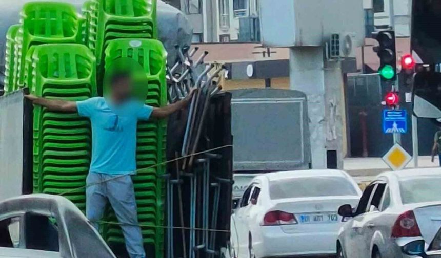 Kamyonetin kasasında tehlikeli yolculuk