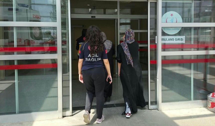 Motosiklet yayalara çarptı: 2 yaralı