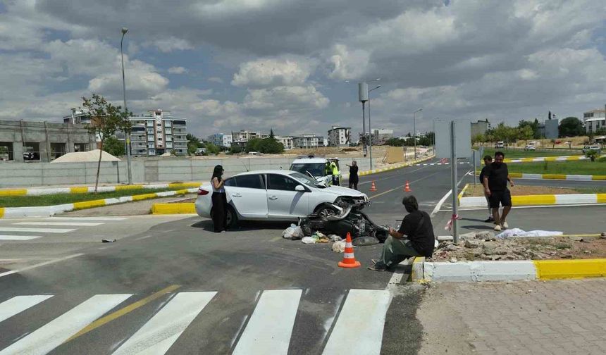 Otomobil ile motosiklet çarpıştı: 1 yaralı
