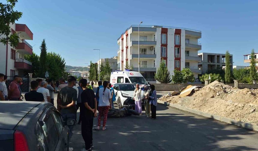 Otomobil ile motosiklet çarpıştı: 2 yaralı