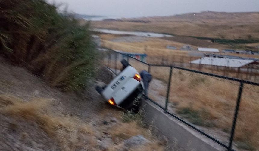 Otomobil şarampole yuvarlandı