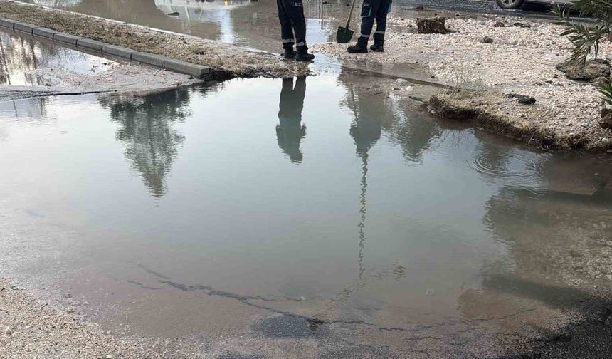Patlayan su hattı yolu çökertti: Otomobil çukura düştü