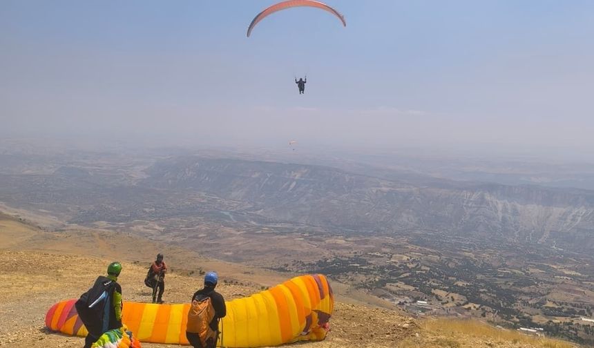 Adıyaman Tut’ta 30 Paraşütçü Gökyüzüne Havalandı