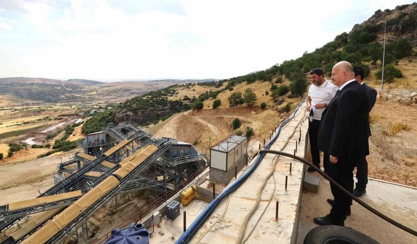 Vali Küçük, taş kırma ve eleme tesisinde incelemelerde bulundu