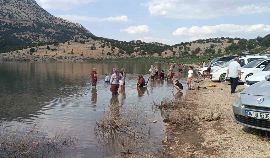 Vatandaşlar şifa bulmak için dağların arasında kilometrelerce yol gidiyor