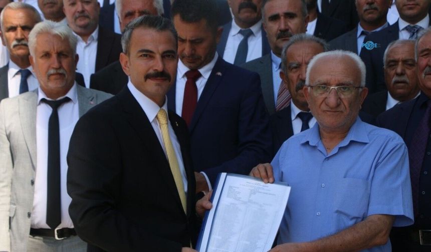 MHP Adıyaman İl Başkanı Ali Önat mazbatasını aldı