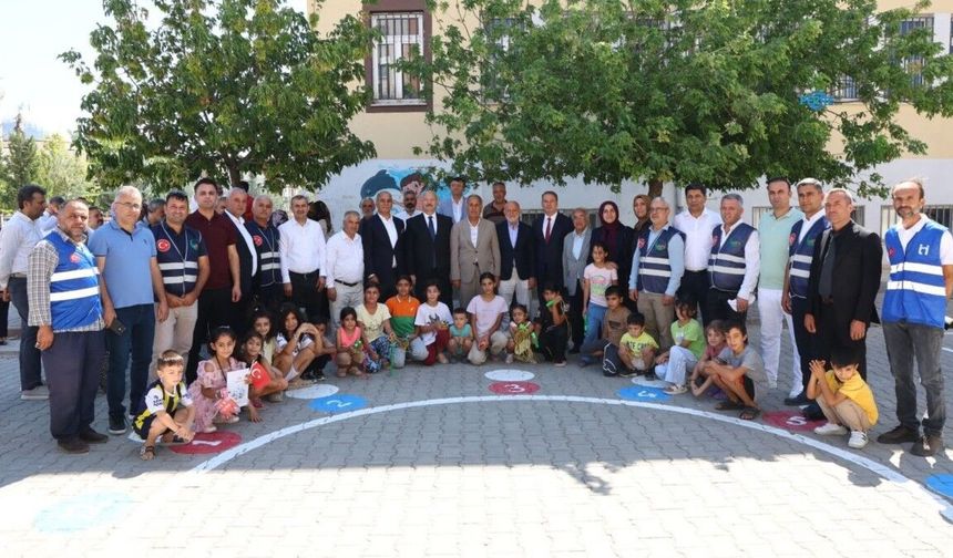 Adıyaman'da okul bahçeleri mini futbol sahalarıyla buluşuyor