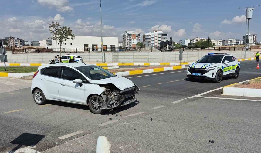 Adıyaman'da iki otomobil çarpıştı: 3 yaralı