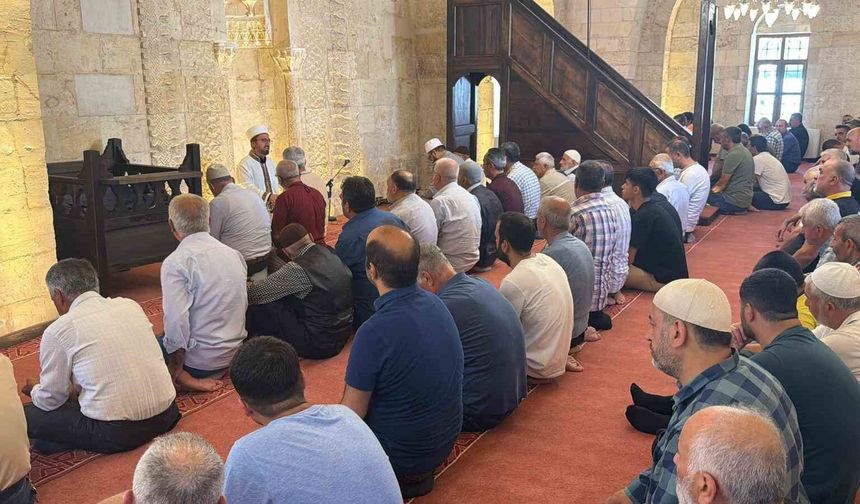 Depremde hasar gören tarihi camide 3,5 yıl sonra ilk cuma namazı