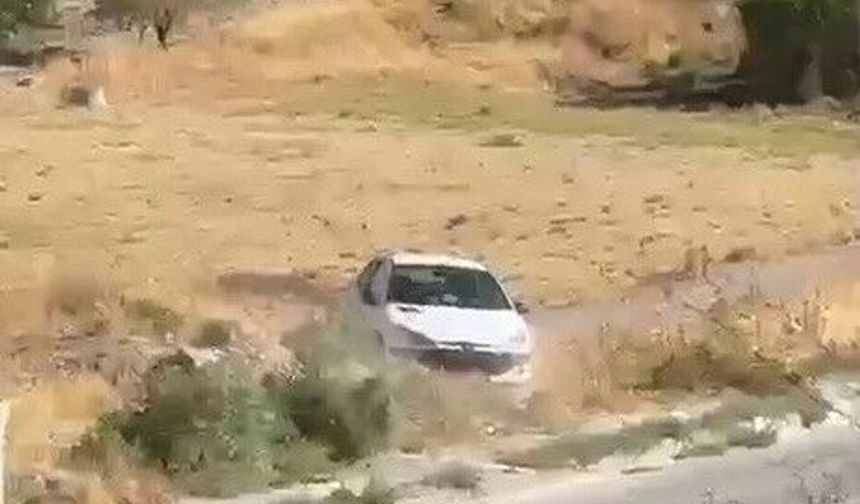 El freni çekilmeyen otomobil şarampole yuvarlandı