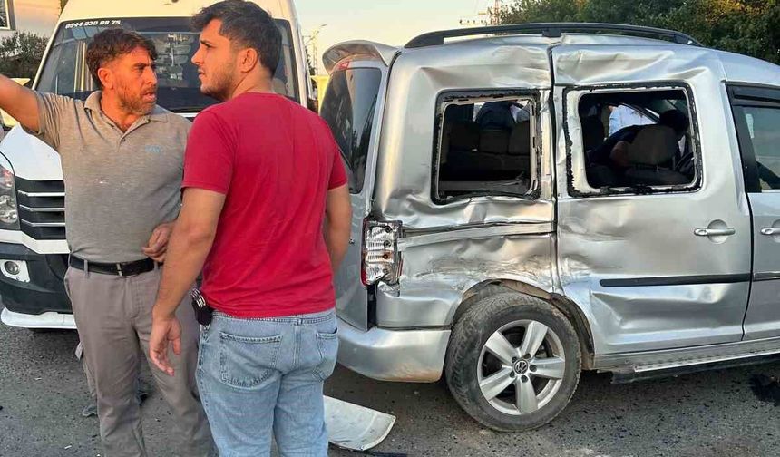 Adıyaman'da hafif ticari araç ile kamyon çarpıştı: 3 yaralı