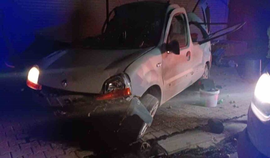 Hafif ticari araç iş yerinin gölgeliğine çarptı: 1 yaralı