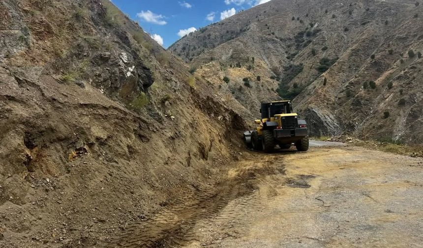 Köy yollarında bakım ve onarım çalışmaları sürüyor