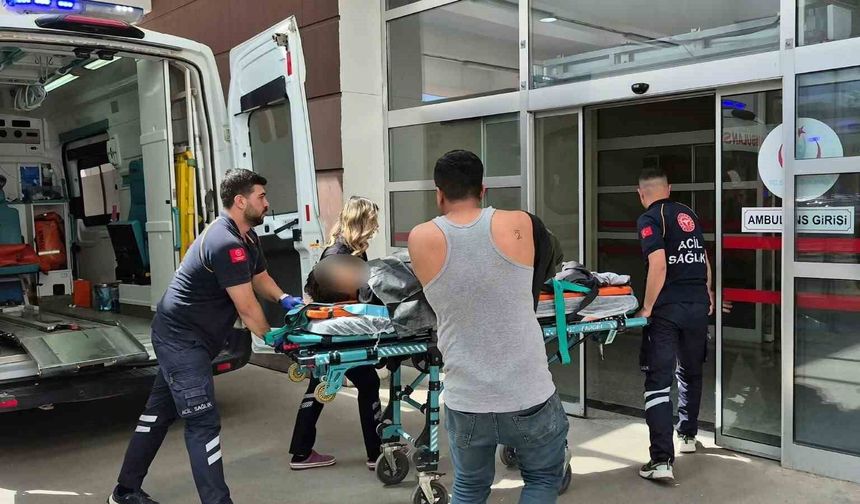 Küçük çocuğun kullandığı iş makinesi devrildi: 1 yaralı