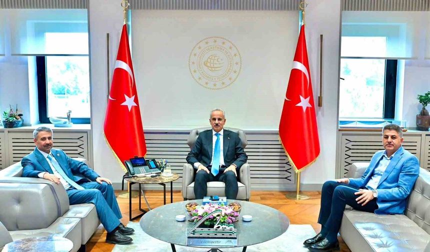 Mustafa Alkayış: 'Atatürk Bulvarı'nda 12 kilometrelik yan yollarımızı yeniliyoruz'
