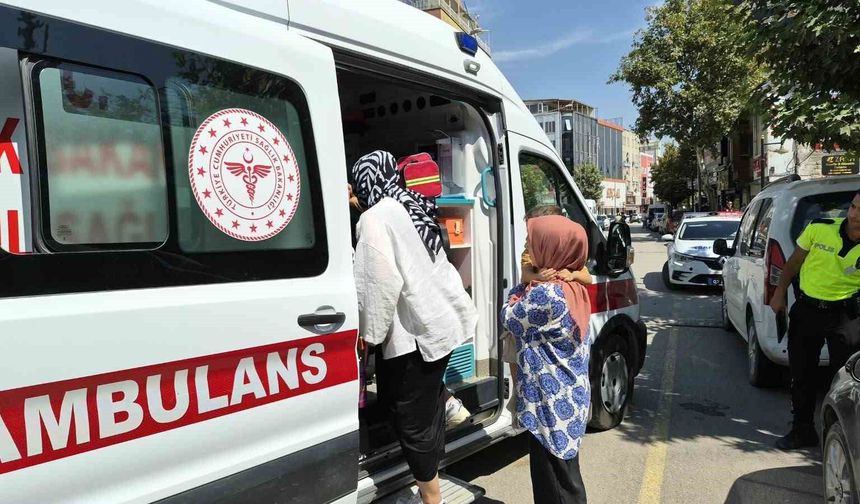 Minibüs ile iki otomobil çarpıştı: 2 çocuk yaralandı