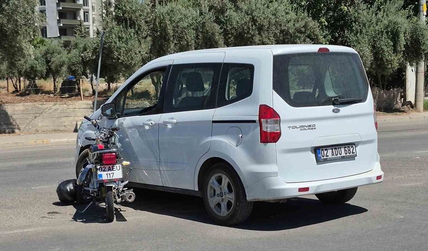 Motosiklet ile hafif ticari araç çarpıştı: 1 yaralı