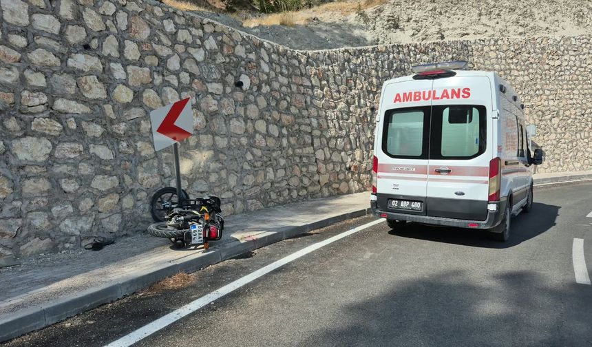 Motosiklet önce yön levhasına, sonra duvara çarptı: 1 ağır yaralı