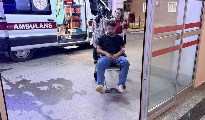 Önündeki araca çarpmamak için refüje çıktı: 2 yaralı