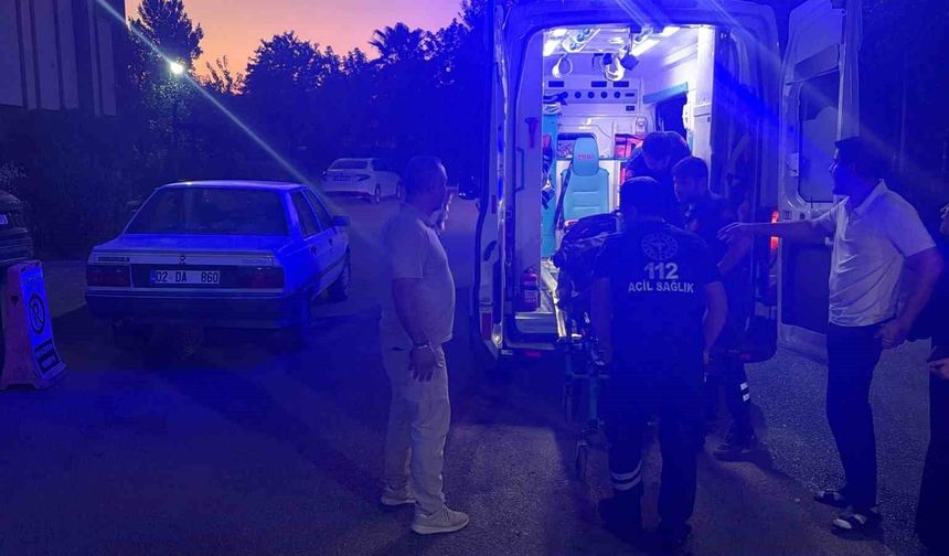 Adıyaman'da otomobil kaldırıma çıktı: 3 yaralı