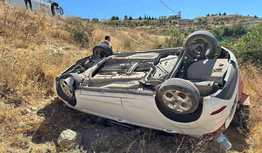 Adıyaman’ da otomobil takla attı: 2 yaralı
