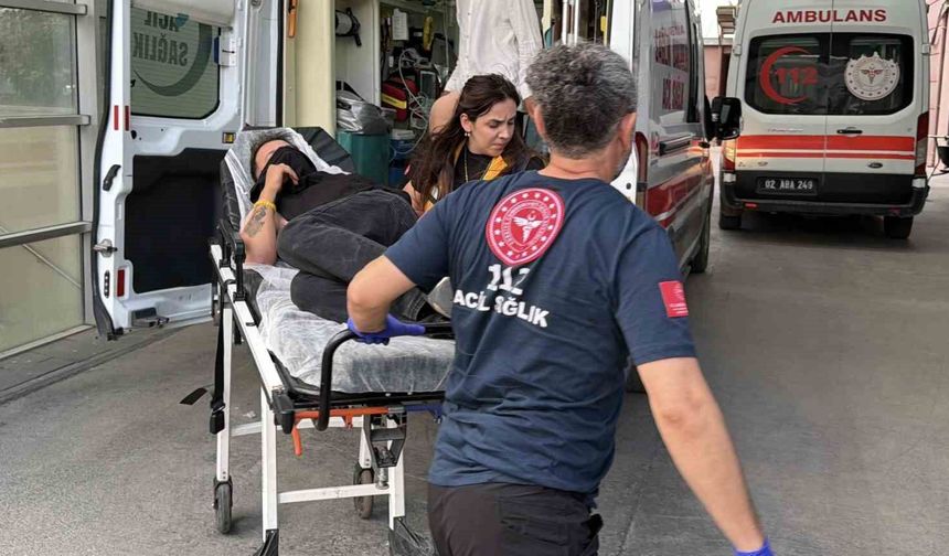 Şiddete maruz kalan kadını kurtarmak isterken bıçaklandı