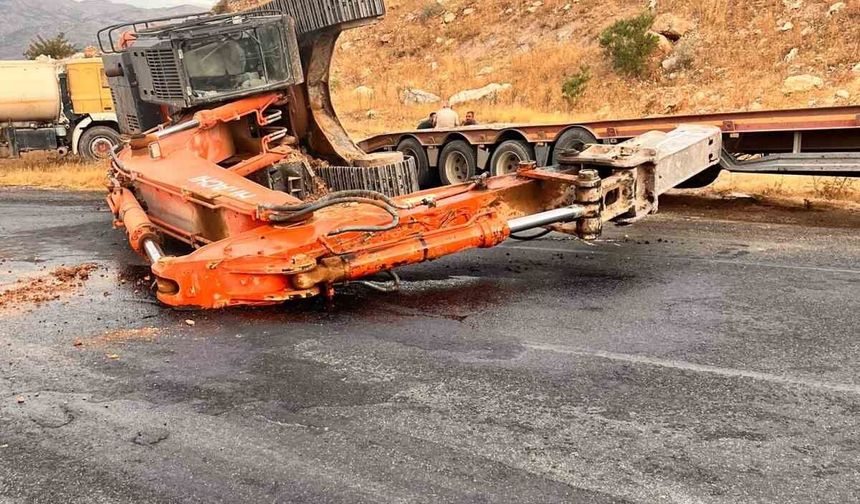 Tırın üzerindeki iş makinesi yola düştü, yol trafiğe kapandı