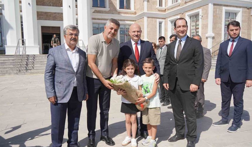 Vali ve milletvekili, çocuklarla 'o piti piti' oynadı