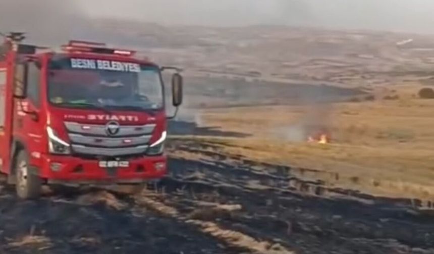 Besni'de Boş arazide anız yangını kontrol altına alındı