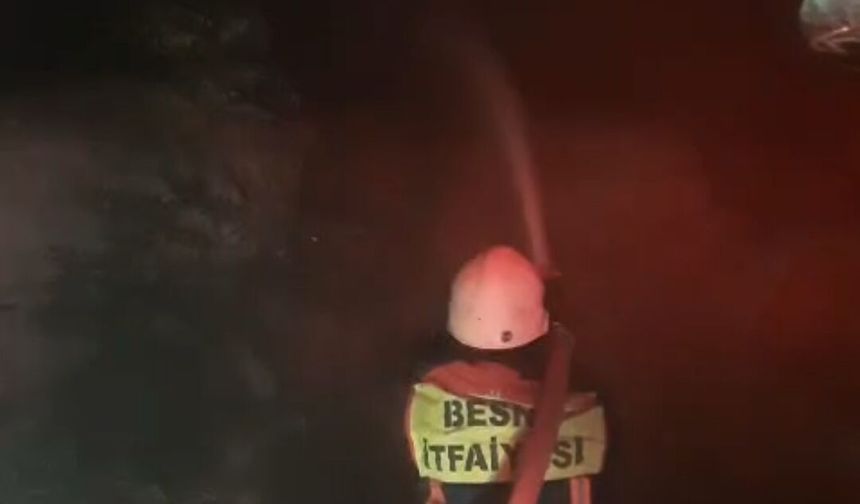 Besni'de iki katlı ev alev alev yandı