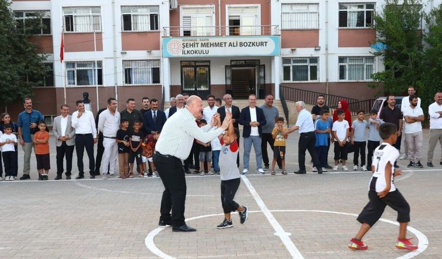 Kahta'da okul bahçesi mini futbol sahasına dönüştürüldü