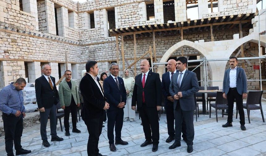 Adıyaman Valisi Küçük Tarihi Tuz Hanı'ndaki restorasyon çalışmalarını inceledi